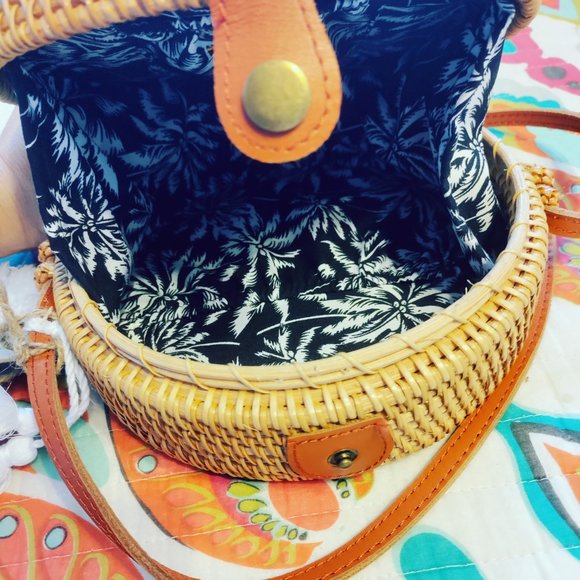 Snap Closure Straw Circle Tote Handbag with White Tassle - Picture 2 of 4